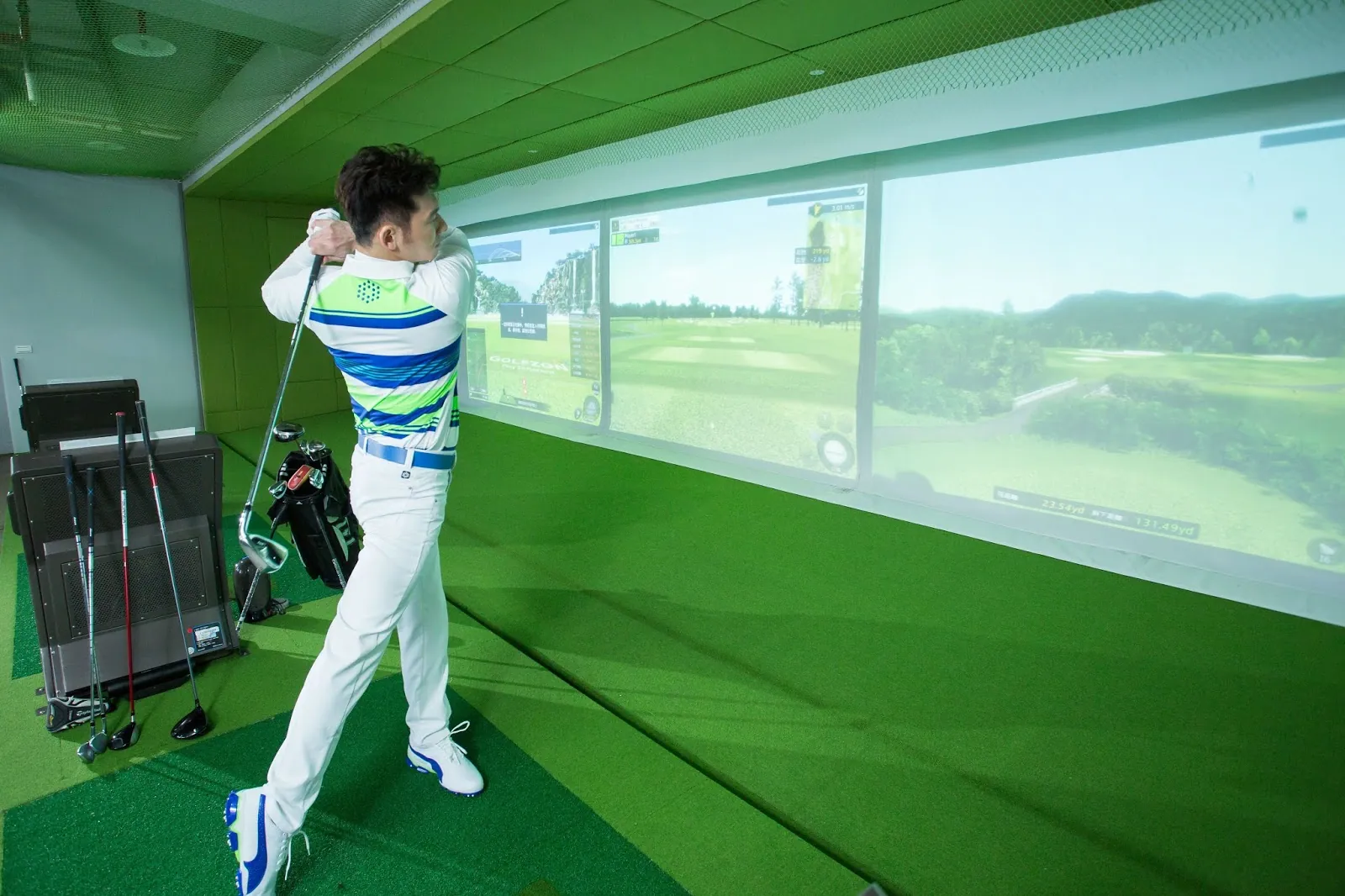 GOLFZON VR 模擬器實景(圖片來源:貝克漢高爾夫官方部落格) 貝克漢 GOLFZON 虛擬實境模擬器實景,大螢幕投影球場畫面