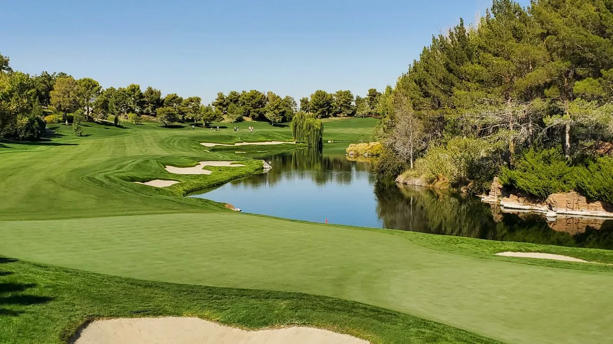 高爾夫罰桿區水池:紅樁或黃樁標示 高爾夫球場水池——球打進水池就是進了罰桿區