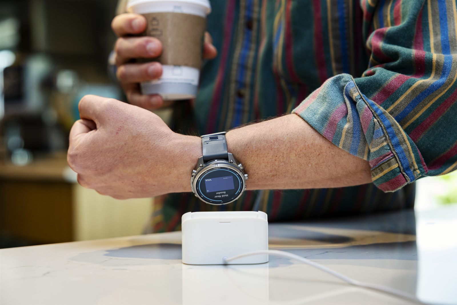 以 Garmin fenix 9 使用 Garmin Pay 行動支付買咖啡
