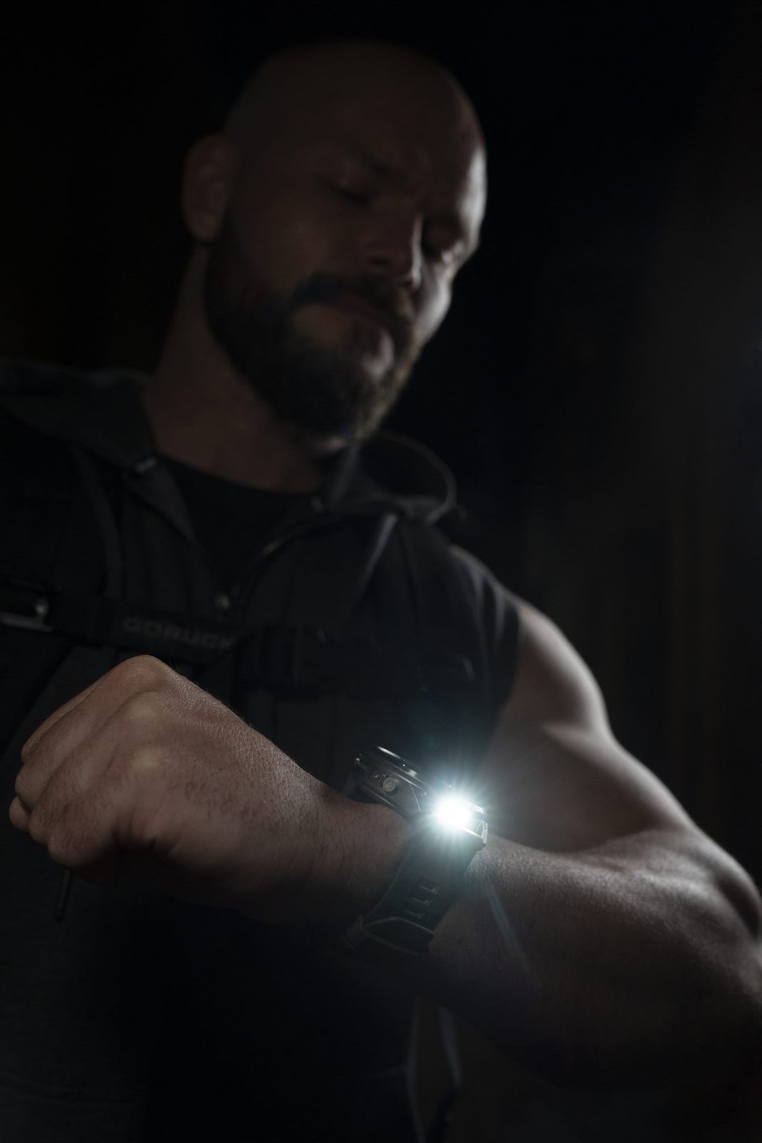 Garmin fenix 9 Pro 內建 LED 手電筒的夜間照明