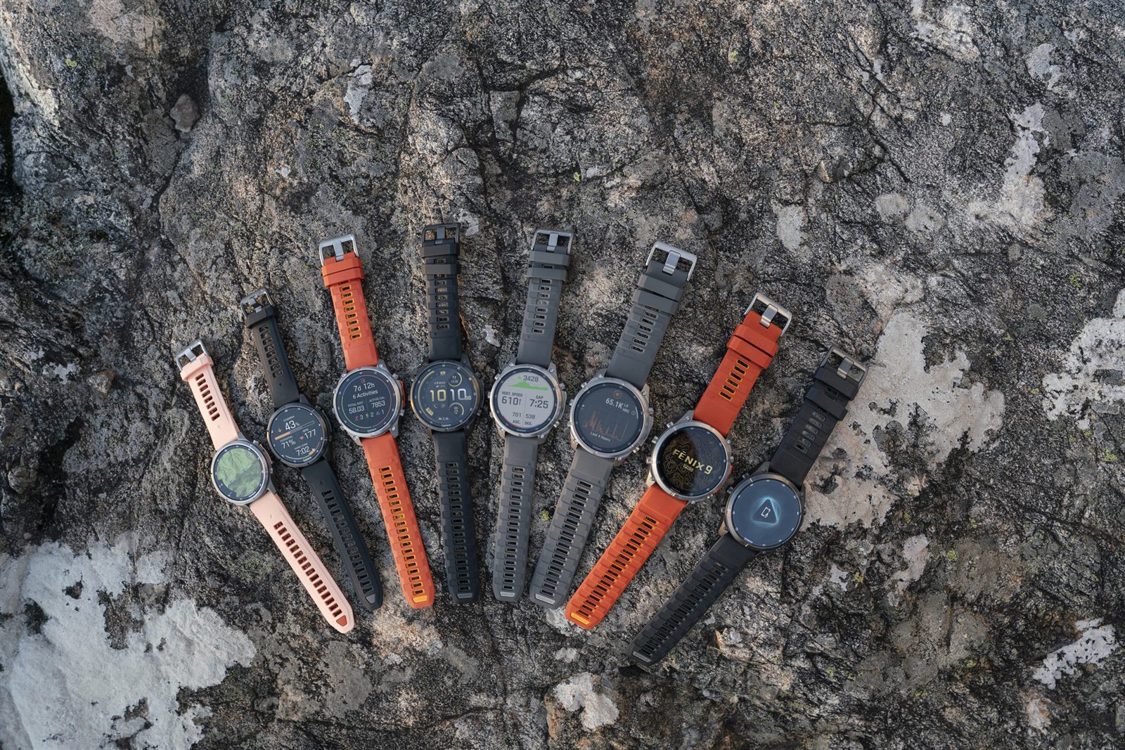Garmin fenix 9 系列全系列 33 款錶款排列於岩石上