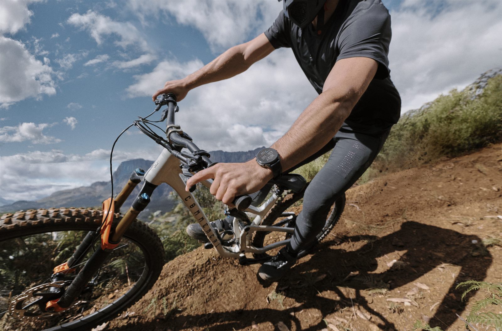 配戴 Garmin fenix 9 騎乘登山車