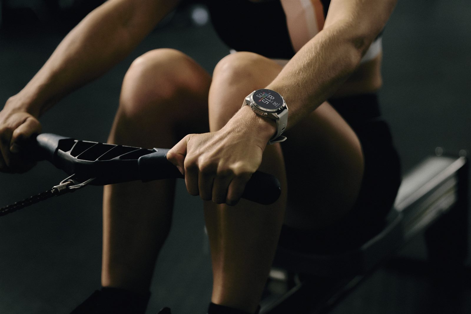 配戴 Garmin fenix 9 使用室內划船機訓練