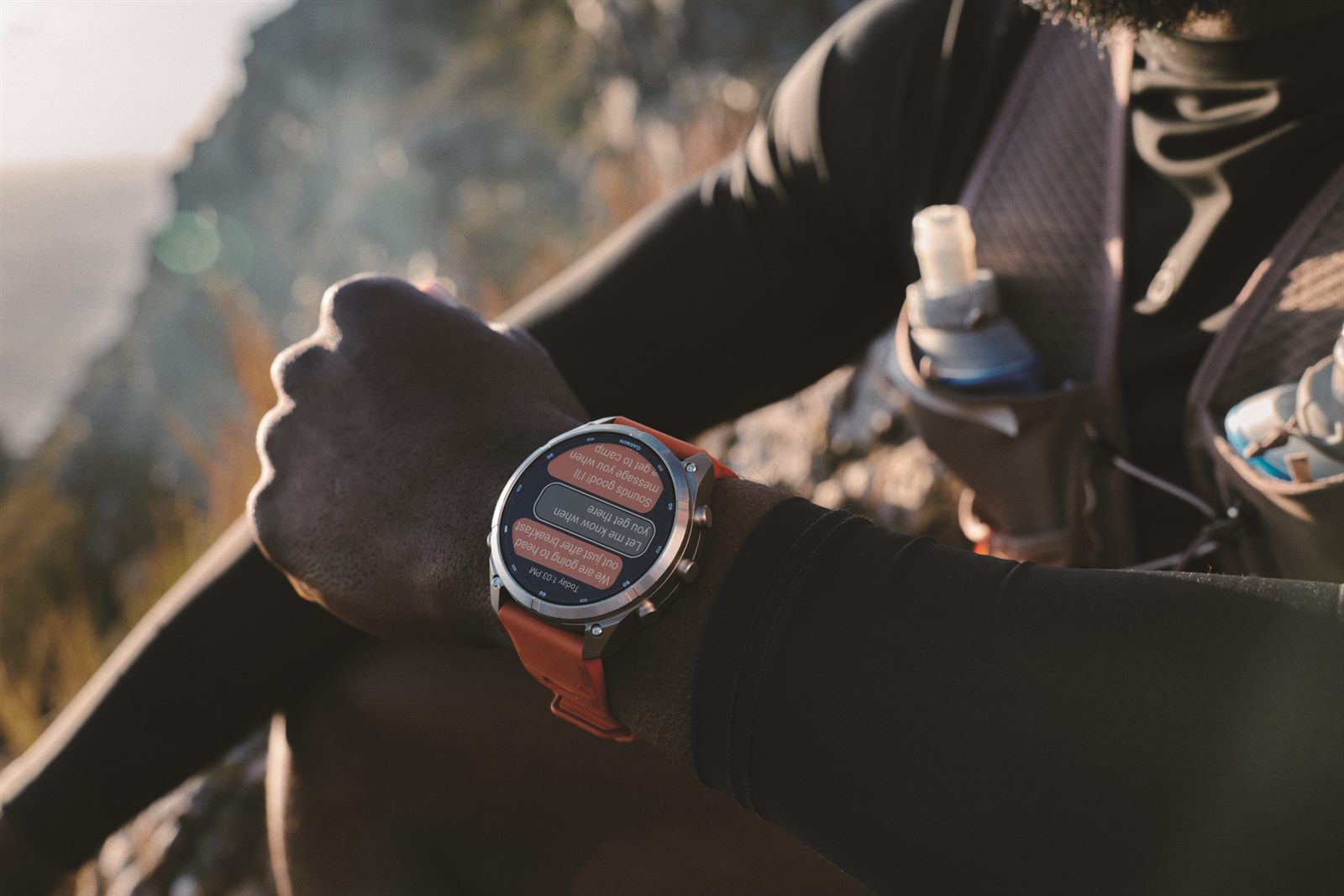 配戴 Garmin fenix 9 於戶外查看錶面數據
