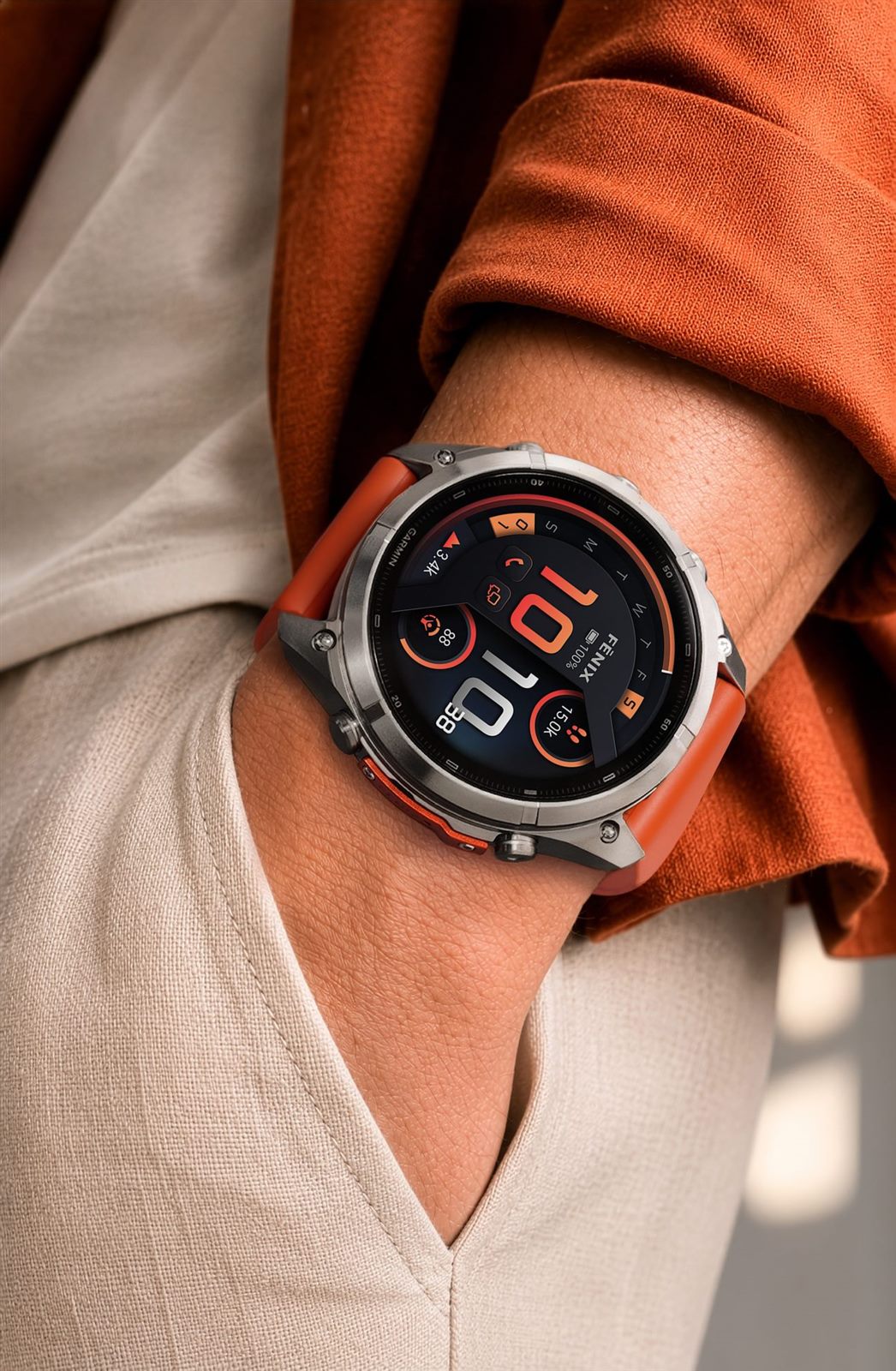 Garmin fenix 9 Pro 鈦金屬錶殼與 1.5 吋螢幕配戴實照