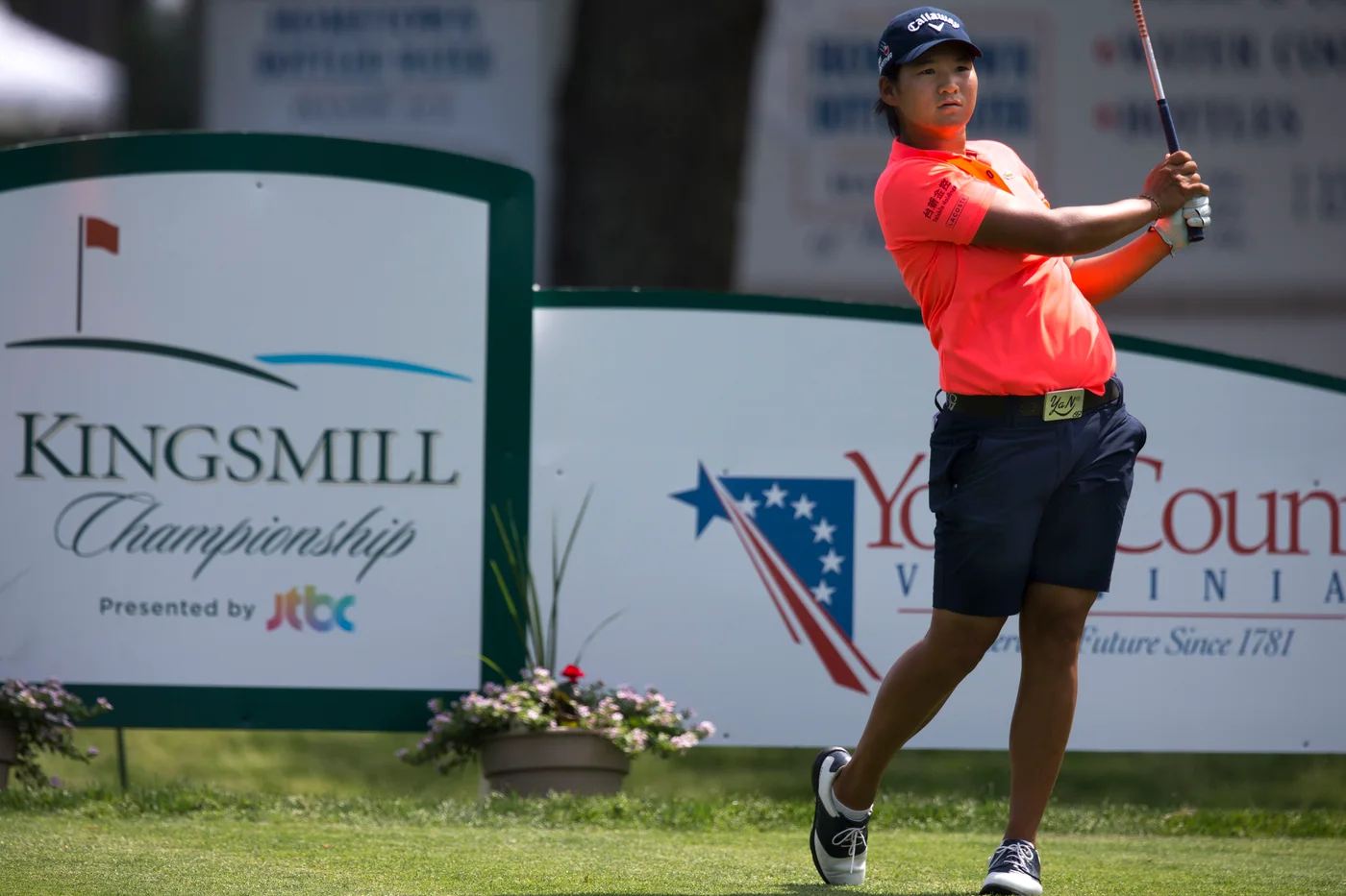 曾雅妮在 2015 年 Kingsmill Championship 開球後的收桿動作