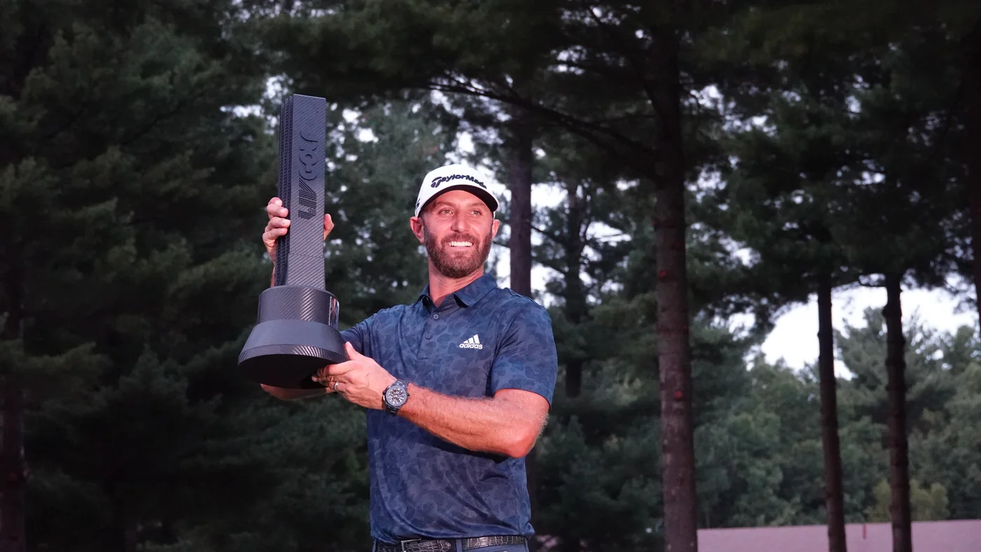 Dustin Johnson 高舉 LIV Golf 獎盃
