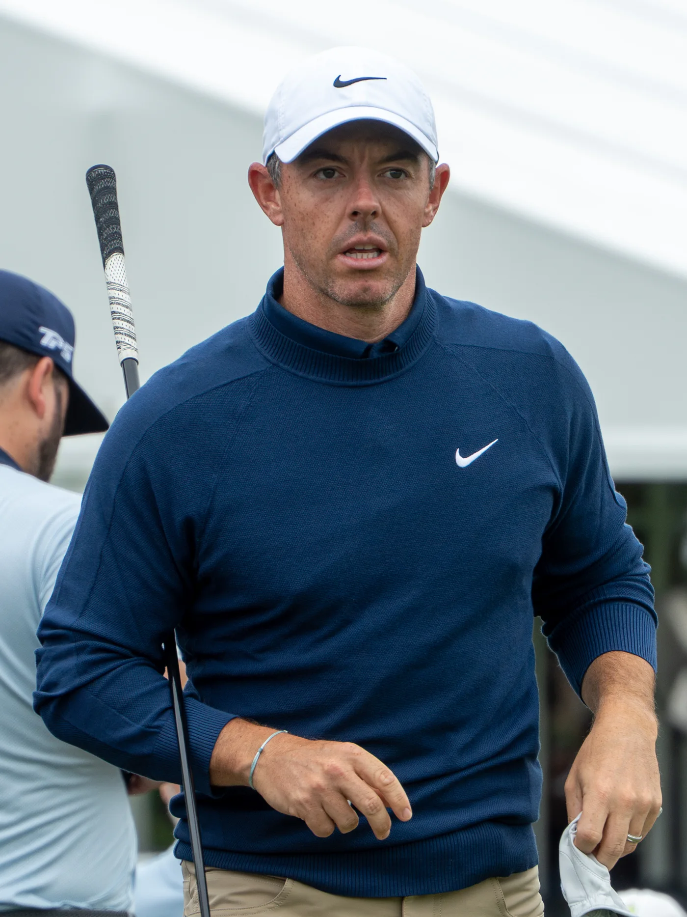 Rory McIlroy 戴白色球帽看向前方
